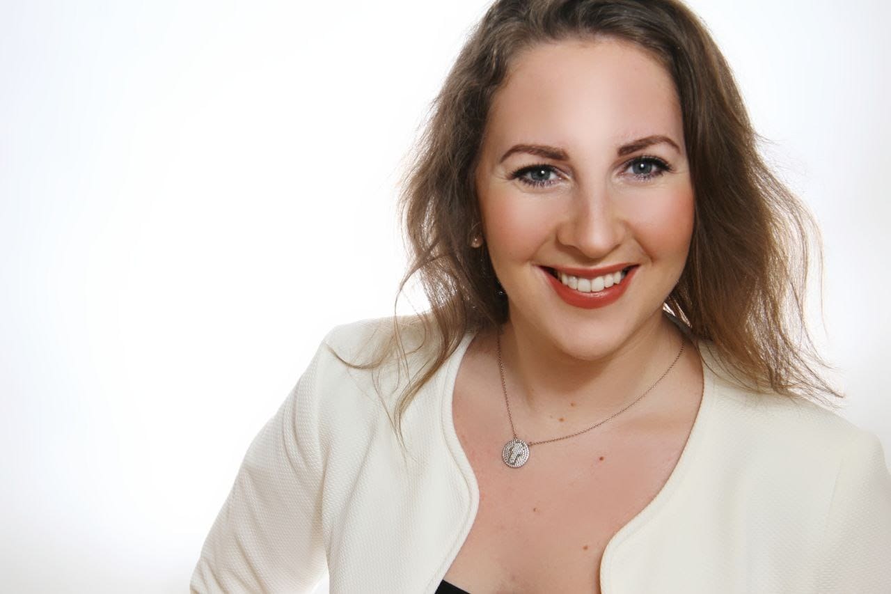 Kira Euler, Heilpraktikerin für Psychotherapie, lächelt freundlich in die Kamera